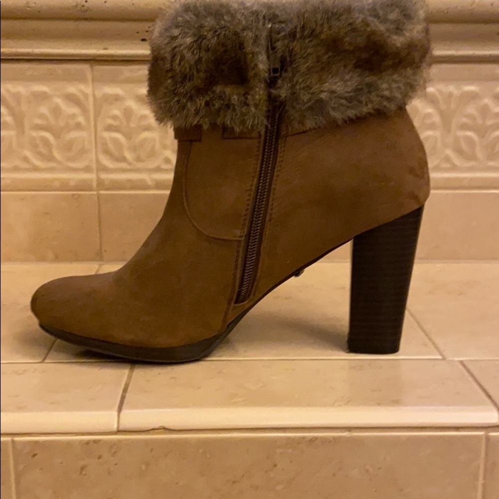 ☃️Dana Buchanan brown suede boots “with the fur”!